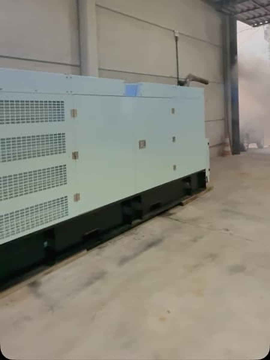 Técnico realizando manutenção em equipamento industrial